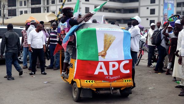Men ride on a transport wrapped with a banner campaigning for All Progressives Congress (APC) outside a campaign rally in Yaba district in Lagos February 5, 2015 Men ride on a transport wrapped with a banner campaigning for All Progressives Congress (APC) outside a campaign rally in Yaba district in Lagos February 5, 2015 - Sputnik International