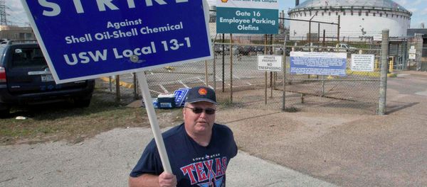 A worker from the United Steelworkers (USW) union walks a picket line outside the Shell Oil Deer Park Refinery in Deer Park, Texas February 1, 2015 - Sputnik International