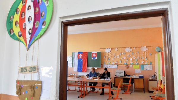 Members of the local electoral committee wait for voters during a referendum to maintain a ban on same-sex marriage, in the village of Vinicne February 7, 2015 - Sputnik International