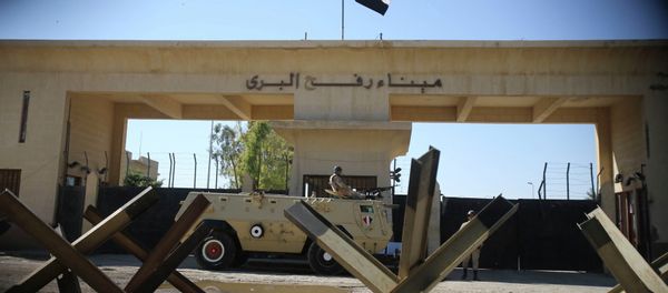 An Egyptian soldier keeps watch at the closed Rafah border crossing, between southern Gaza Strip and Egypt. - Sputnik International