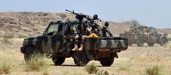 Nigerien army patrolmen ride on vehicles in Ingall, northern Niger, on September 25, 2010 - Sputnik International