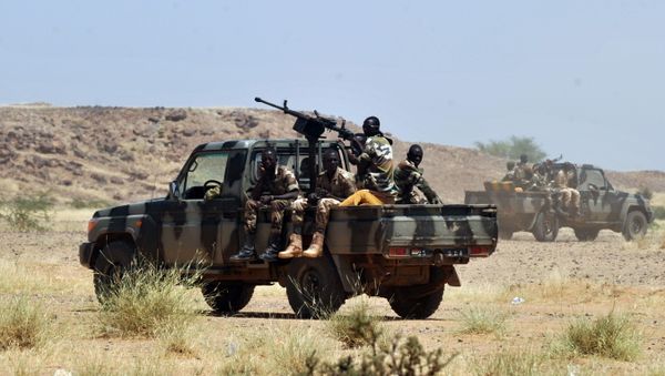 Nigerien army patrolmen ride on vehicles in Ingall, northern Niger, on September 25, 2010 Nigerien army patrolmen ride on vehicles in Ingall, northern Niger, on September 25, 2010 - Sputnik International