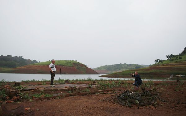 Tourists take pictures on the square of the re-emerging old city of Igarata in front of Jaguari reservoir, in Igarata, Sao Paulo State, February 4, 2015 Tourists take pictures on the square of the re-emerging old city of Igarata in front of Jaguari reservoir, in Igarata, Sao Paulo State, February 4, 2015 - Sputnik International