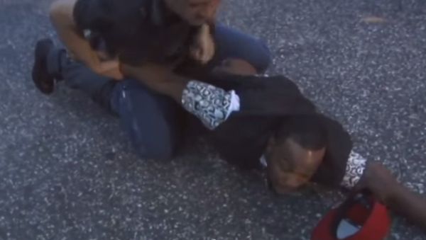 Screenshot from a video in which Christopher Lamont Beatty is arrested for drinking Arizona Ice Tea - Sputnik International