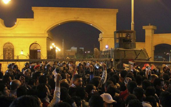 Soccer fans argue with security personnel as they attempt to enter a stadium, before a scuffle broke out, on the outskirts of Cairo February 8, 2015 Soccer fans argue with security personnel as they attempt to enter a stadium, before a scuffle broke out, on the outskirts of Cairo February 8, 2015 - Sputnik International