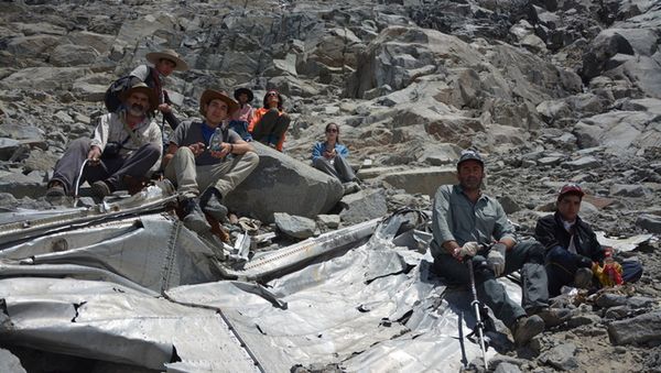 A group of Chilean mountaineers pose for a photo on what they say is the wreckage of a plane that crashed in the Andes 54 years ago - Sputnik International