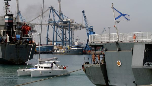Russian Navy's anti-aircraft ship Admiral Panteleyev (R) is moored during a port call on May 17, 2013 in Limassol, Cyprus - Sputnik International