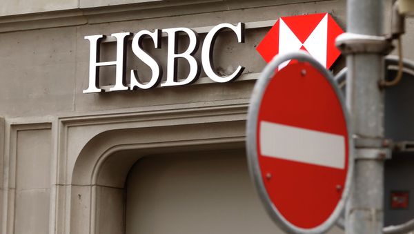 A traffic sign is seen in front of a branch office of HSBC bank at the Paradeplatz in Zurich February 9, 2015 - Sputnik International
