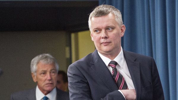 Poland’s Minister of National Defense Tomasz Siemoniak(R) walks into the briefing room of the Pentagon. of the Pentagon. - Sputnik International