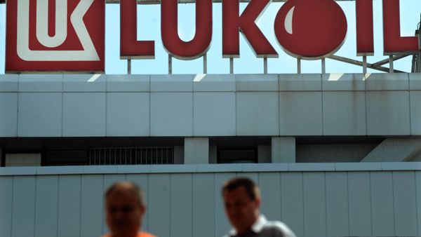 People walks in front of the Lukoil Neftochim Headquarters in Sofia on July 27, 2011 - Sputnik International