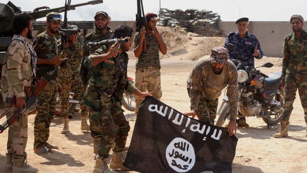 Iraqi security forces hold a captured ISIL flag in October, 2014. Iraqi security forces hold a captured ISIL flag in October, 2014. - Sputnik International