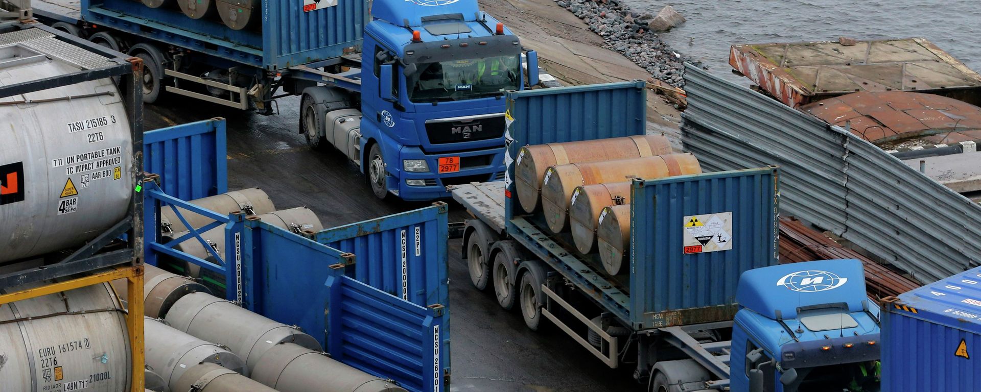 Trucks carrying containers with uranium to be used as fuel for nuclear reactors line up for loading them, on a port in St. Petersburg, Russia, Thursday, Nov. 14, 2013 Trucks carrying containers with uranium to be used as fuel for nuclear reactors line up for loading them, on a port in St. Petersburg, Russia, Thursday, Nov. 14, 2013 - Sputnik International, 1920, 12.08.2024