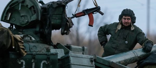 A Ukrainian serviceman stands on a tank near Artemivsk, eastern Ukraine, February 8, 2015 - Sputnik International