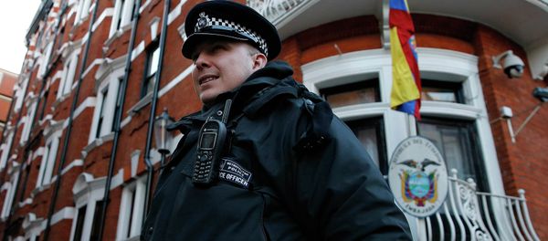 A police officer walks past the Ecuador embassy following a shift change in London February 6, 2015 A police officer walks past the Ecuador embassy following a shift change in London February 6, 2015 - Sputnik International