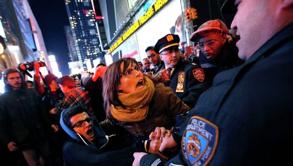In this Dec. 4, 2014, file photo, police make arrests after protesters rallying against a grand jury's decision not to indict the police officer involved in the death of Eric Garner attempted to block traffic at the intersection of 42nd Street and Seventh Avenue near Times Square, in New York In this Dec. 4, 2014, file photo, police make arrests after protesters rallying against a grand jury's decision not to indict the police officer involved in the death of Eric Garner attempted to block traffic at the intersection of 42nd Street and Seventh Avenue near Times Square, in New York - Sputnik International