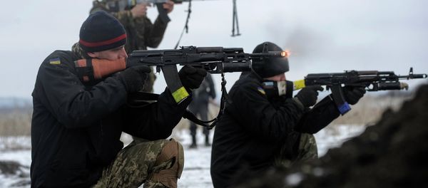 Ukrainian servicemen train with weapons Ukrainian servicemen train with weapons - Sputnik International