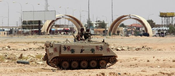 Jordanian soldiers on a tank secure the area near the Al-Karameh border point with Iraq on June 25, 2014 - Sputnik International