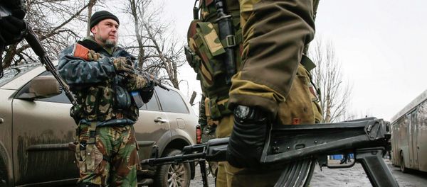 Members of the armed forces of the self-proclaimed Donetsk People's Republic stand guard at a street in Vuhlehirsk, Donetsk region February 6, 2015 - Sputnik International