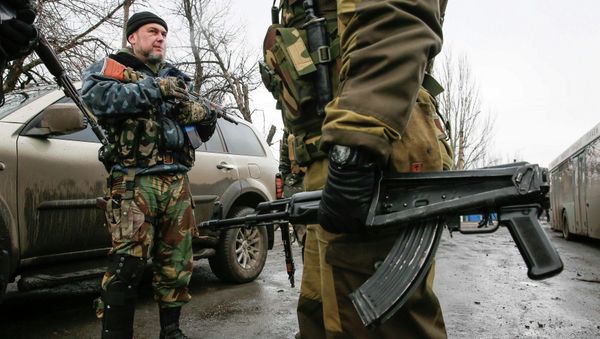 Members of the armed forces of the self-proclaimed Donetsk People's Republic stand guard at a street in Vuhlehirsk, Donetsk region February 6, 2015 - Sputnik International