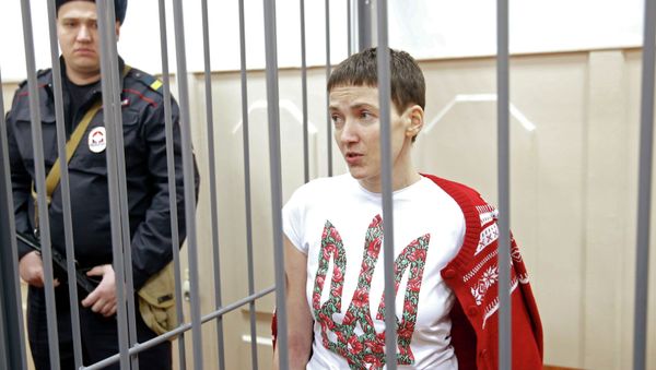 Ukrainian army pilot Nadezhda (Nadia) Savchenko looks out from a defendant's cage during a hearing at the Basmanny district court in Moscow February 10, 2015 Ukrainian army pilot Nadezhda (Nadia) Savchenko looks out from a defendant's cage during a hearing at the Basmanny district court in Moscow February 10, 2015 - Sputnik International