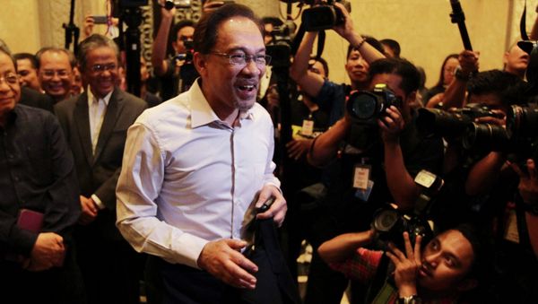 Malaysia's opposition leader Anwar Ibrahim (C) arrives for the verdict in his final appeal against a conviction for sodomy, at the federal court in Putrajaya, February 10, 2015 - Sputnik International