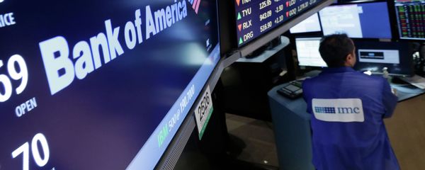 An IMC specialist works at his post where Bank of America is traded on the floor of the New York Stock Exchange Thursday, Aug. 21, 2014 - Sputnik International