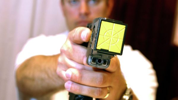 Police show a taser in a US Virginia detention center. - Sputnik International