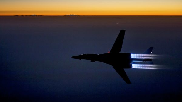 U.S. Air Force, a fighter jet flies over northern Iraq after conducting airstrikes in Syria against Islamic State group targets in Syria. - Sputnik International