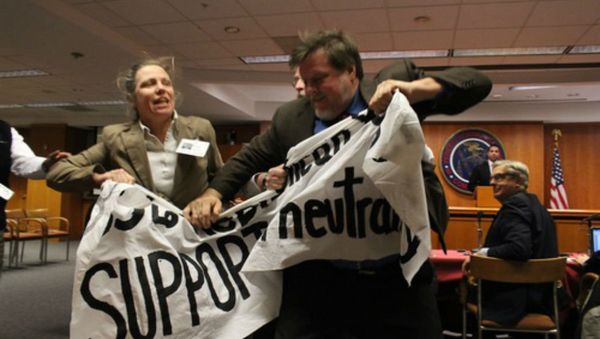 Protesters in favor of Net Neutrality were removed by force from a Federal Communications Commission press conference in which commissioner Ajit Pai slammed plans to reclassify the internet as a utility. - Sputnik International