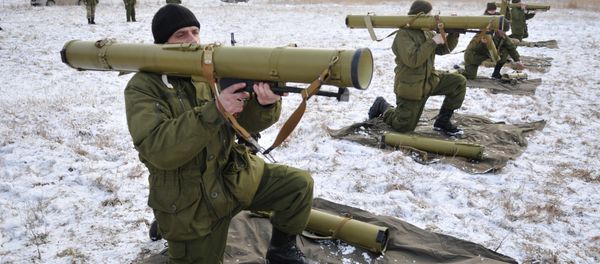 Ukrainian army soldiers perform a weapons exercise at a training ground outside Lviv, western Ukraine, Thursday, Feb. 5, 2015 - Sputnik International