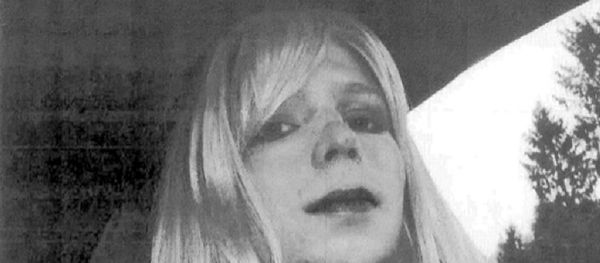 Chelsea Manning poses for a photo wearing a wig and lipstick - Sputnik International