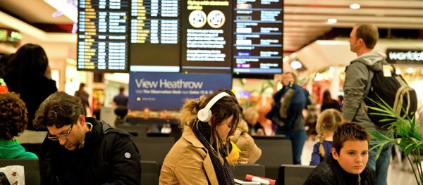 Passengers wait at Heathrow Airport in London, Friday, Dec. 12, 2014. - Sputnik International