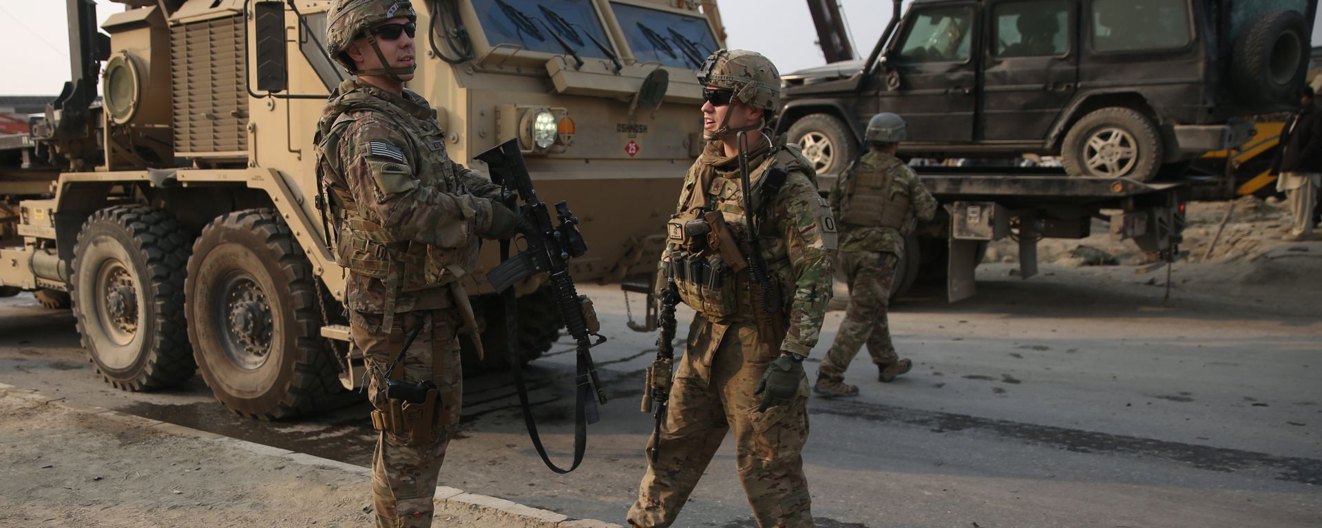 U.S. and British soldiers chat at the site of a suicide attack in Kabul, Afghanistan in January. U.S. and British soldiers chat at the site of a suicide attack in Kabul, Afghanistan in January. - Sputnik International, 1920, 16.09.2021