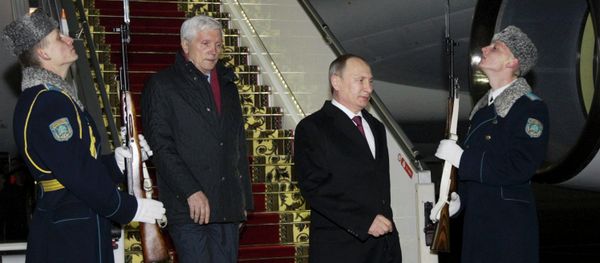 Russian President Vladimir Putin (2R) - Sputnik International