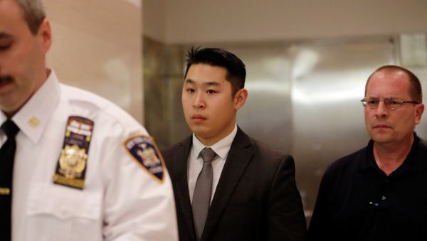 Peter Liang, the New York City police officer indicted in the shooting death of Akai Gurley in the stairwell of a Brooklyn housing project pleaded not guilty to manslaughter Wednesday. - Sputnik International