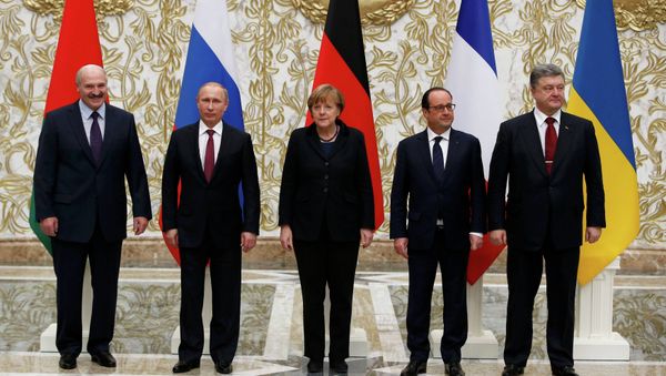 Belarus' President Alexander Lukashenko (L), Russia's President Vladimir Putin (2nd L), Ukraine's President Petro Poroshenko (R), Germany's Chancellor Angela Merkel (C) and France's President Francois Hollande pose for a family photo during peace talks in Minsk, February 11, 2015. - Sputnik International