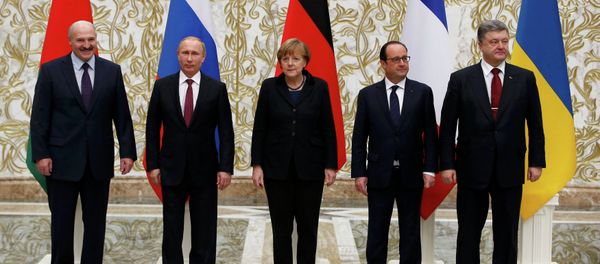 Belarus' President Alexander Lukashenko (L), Russia's President Vladimir Putin (2nd L), Ukraine's President Petro Poroshenko (R), Germany's Chancellor Angela Merkel (C) and France's President Francois Hollande pose for a family photo during peace talks in Minsk, February 11, 2015. - Sputnik International