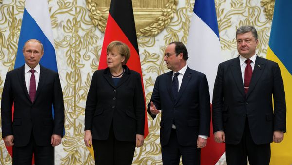 From the left : Russian President Vladimir Putin, German Chancellor Angela Merkel, French President Francois Hollande, and Ukrainian President Petro Poroshenko pose for a photo during a time-break in their peace talks in Minsk, Belarus - Sputnik International