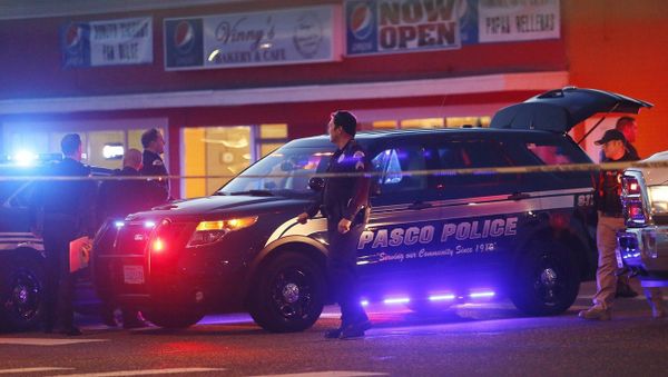 Police investigate the scene of an officer involved shooting Tuesday, Feb. 10. 2015 at the intersection of 10th Ave. and Lewis Street in Pasco - Sputnik International