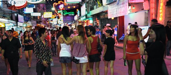 Men and women walk in the red light district in Pattaya, Thailand Men and women walk in the red light district in Pattaya, Thailand - Sputnik International