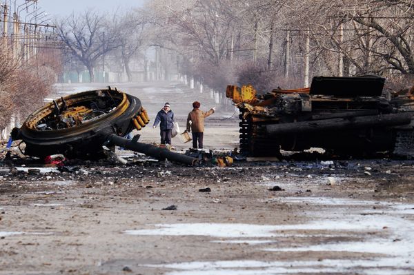 Residents of the Ukrainian town of Uglegorsk near a burned-out tank belonging to the Ukrainian army. file photo Residents of the Ukrainian town of Uglegorsk near a burned-out tank belonging to the Ukrainian army. file photo - Sputnik International