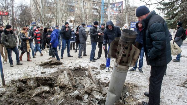 People look at a missile embedded in the street after shelling in eastern Ukrainian city of Kramotorsk on February 10, 2015. - Sputnik International