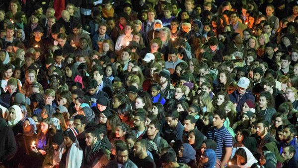 Students gather during a vigil on the campus of the University of North Carolina, for Deah Shaddy Barakat, his wife Yusor Mohammad and Yusor's sister Razan Mohammad Abu-Salha who were killed in Chapel Hill, North Carolina February 11, 2015. Students gather during a vigil on the campus of the University of North Carolina, for Deah Shaddy Barakat, his wife Yusor Mohammad and Yusor's sister Razan Mohammad Abu-Salha who were killed in Chapel Hill, North Carolina February 11, 2015. - Sputnik International