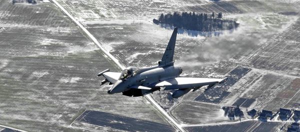 An Italian Air Force Eurofighter Typhoon fighter patrols over the Baltics during a NATO air policing mission from Zokniai air base near Siauliai February 10, 2015. - Sputnik International