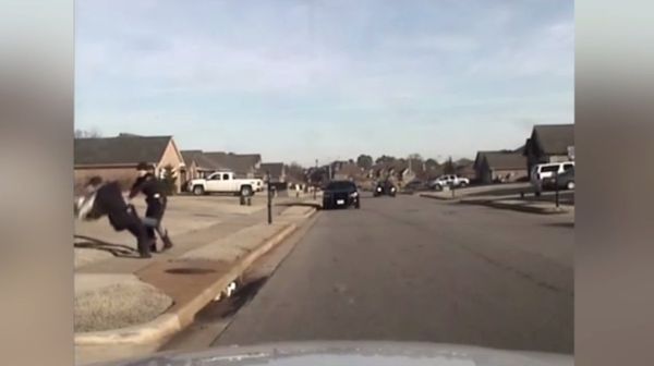 In the two dashcam videos released by the police department one officer can be heard telling the other, “He’s saying ‘No English’”, then continuing to question Patel before slamming him to the ground. - Sputnik International