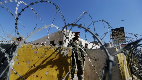 A soldier stands guard behind a roadblock - Sputnik International