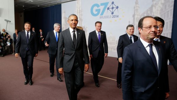US President Barack Obama, third left, walks with, from left to right: Italian Prime Minister Matteo Renzi; Canadian Prime Minister Stephen Harper; British Prime Minister David Cameron; European Commission President Jose Manuel Barroso; French President Francois Hollande; Japanese Prime Minister Shinzo Abe; after a G7 group photo - Sputnik International