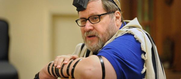 Rabbi Barry Freundel wears tefillin. Judaism teaches that the leather straps and boxes, which hold scriptural passages, are a way of connecting one’s heart, head and hand in prayer. Rabbi Barry Freundel wears tefillin. Judaism teaches that the leather straps and boxes, which hold scriptural passages, are a way of connecting one’s heart, head and hand in prayer. - Sputnik International