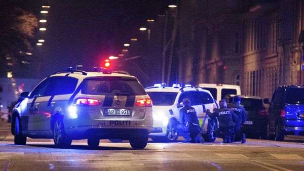Police officers take cover behind their patrol cars on the streets of central Copenhagen on February 15, 2015 - Sputnik International