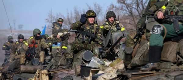 Members of the Ukrainian armed forces ride on armoured personnel carriers (APC) near Debaltseve, eastern Ukraine, February 12, 2015 Members of the Ukrainian armed forces ride on armoured personnel carriers (APC) near Debaltseve, eastern Ukraine, February 12, 2015 - Sputnik International